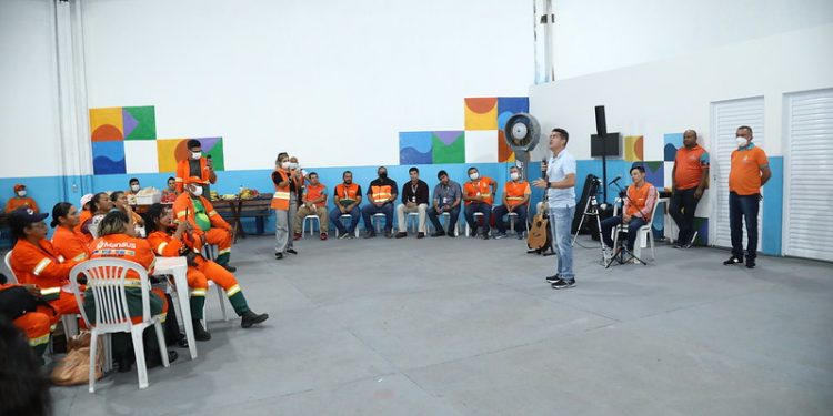 Prefeito vistoria unidade de obras e limpeza do Centro e agradece empenho de servidores