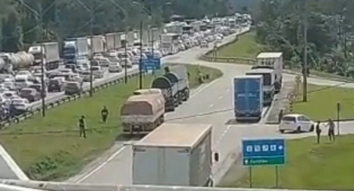 Começou a paralisação dos caminhoneiros que já fecharam vários pontos de rodovias pelo país, eles pedem uma limpeza no STF