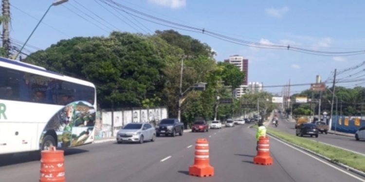 Viaduto é interditado para reparo em equipamentos de câmera em Manaus