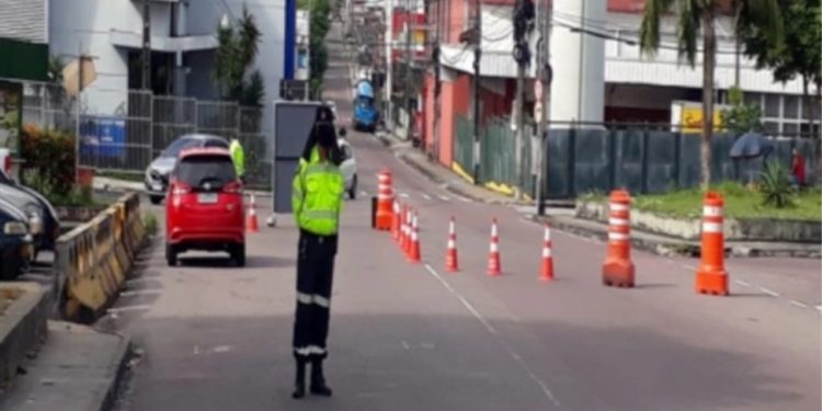 Avenida Tancredo Neves é interditada para obra de drenagem em Manaus
