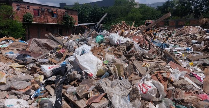 Prefeitura de Manaus aplica multa em proprietário de terreno por descarte irregular de resíduos