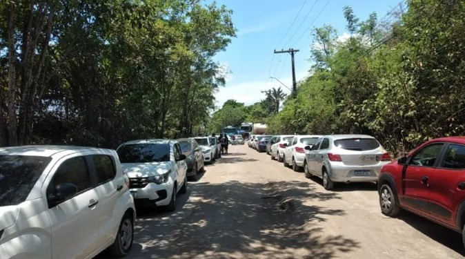 Em Manaus, motoristas de aplicativo protestam contra aumento no preço da gasolina e fecham rua de refinaria