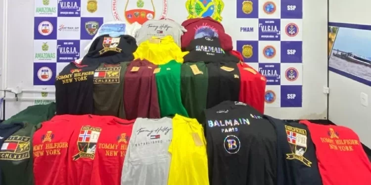 Camisas falsificadas, avaliadas em R$61 mil, são apreendidas em embarcação no Amazonas