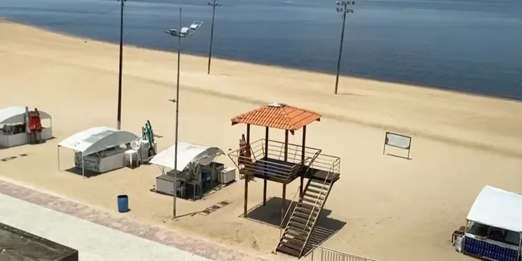 Praia da Ponta Negra é interditada durante feriado e ponto facultativo em Manaus