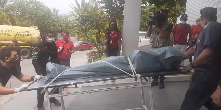 Sob escolta, corpo do cantor ‘Romário Mec’ do Forró de Respeito deixa hospital em Manaus