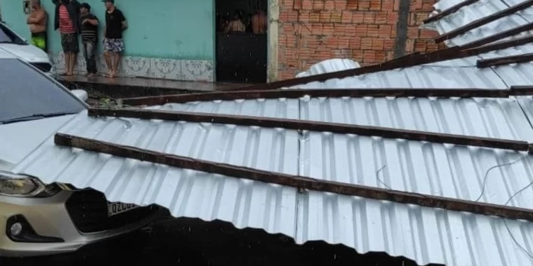 Telhado é arrancado durante temporal e desaba sobre carros em Manaus