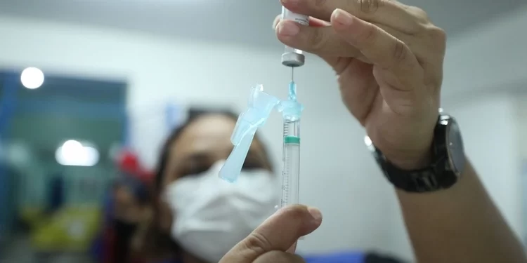 Vacinados contra a Covid transmitem o vírus por menos tempo, diz pesquisa