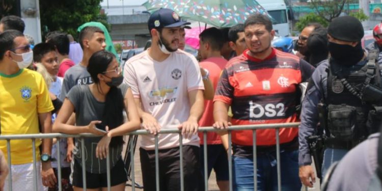 Fãs enfrentam sol escaldante para ver jogadores da seleção brasileira em Manaus