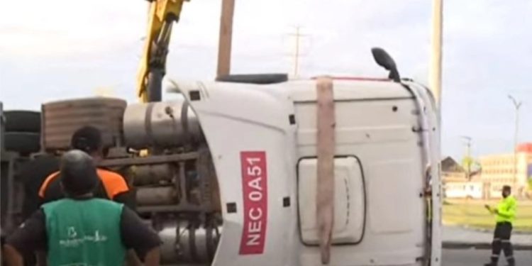Trânsito fica lento após carreta tombar em avenida de Manaus