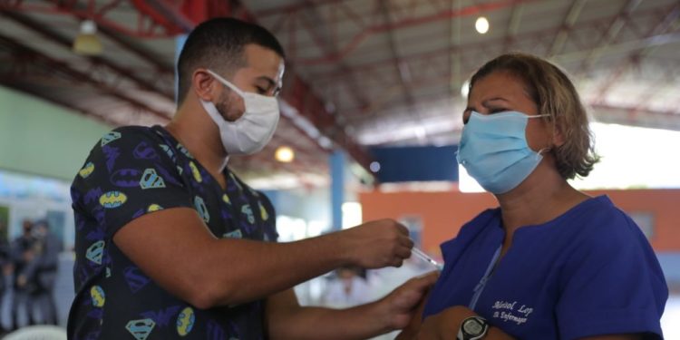 Terceira dose contra Covid é ampliada para profissionais de saúde a partir de 45 anos em Manaus