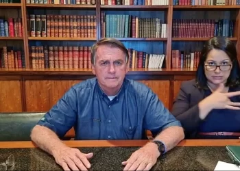 Facebook e Instagram derrubam live onde Bolsonaro diz que vacina da covid causa Aids