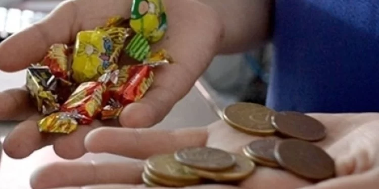 Campanha ‘balinha não é troco’ conscientiza consumidores e comércios em Manaus