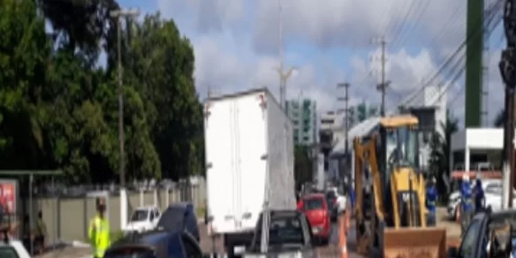 Bairros ficam sem água após tubulação romper em avenida de Manaus