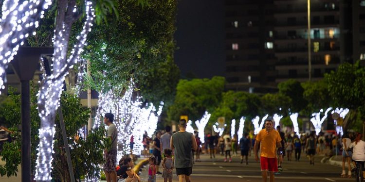 Prefeitura de Manaus monta cenários instagramáveis com decoração natalina na Ponta Negra