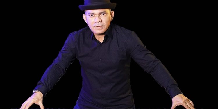 Carlinhos Bandeira comemora 35 anos de carreira no Teatro Amazonas