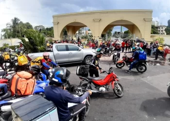 Motoboys protestam em frente a condomínio onde entregador foi agredido em Manaus