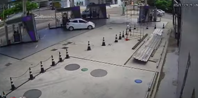 Motorista de HB20 foge sem pagar após encher tanque em posto de combustível de Manaus