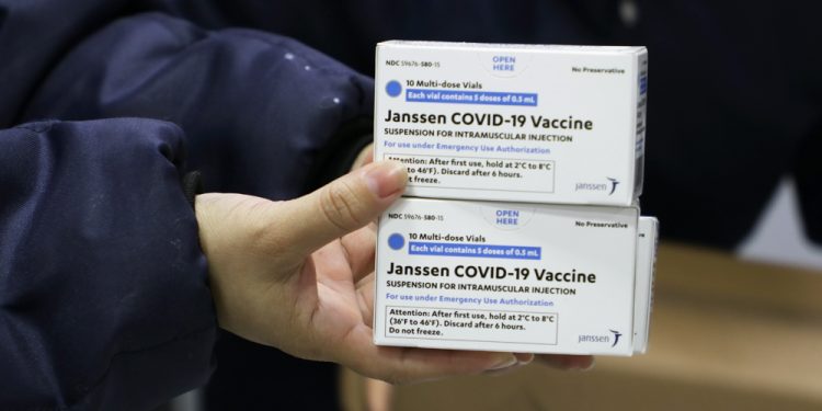 Amazonas recebe 12,3 mil doses de vacinas da Janssen contra a Covid