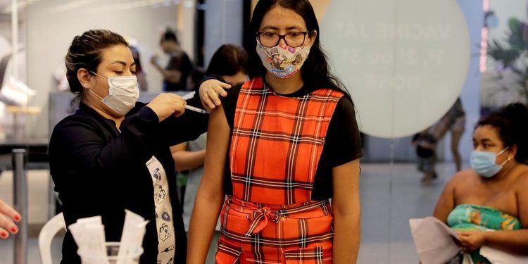 Vacinação em shoppings encerra com mais de 102 mil doses aplicadas de vacinas contra Covid-19