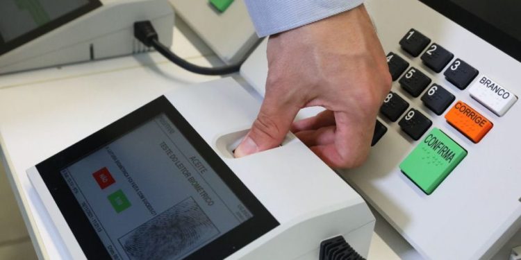 TSE lança em Manaus novo modelo de urna eletrônica para eleições de 2022