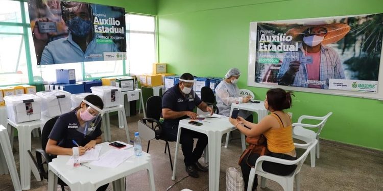 Entrega de cartões remanescentes do Auxílio Estadual continua em Manaus
