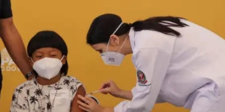 Menino indígena de 8 anos é 1ª criança vacinada contra covid-19 no Brasil