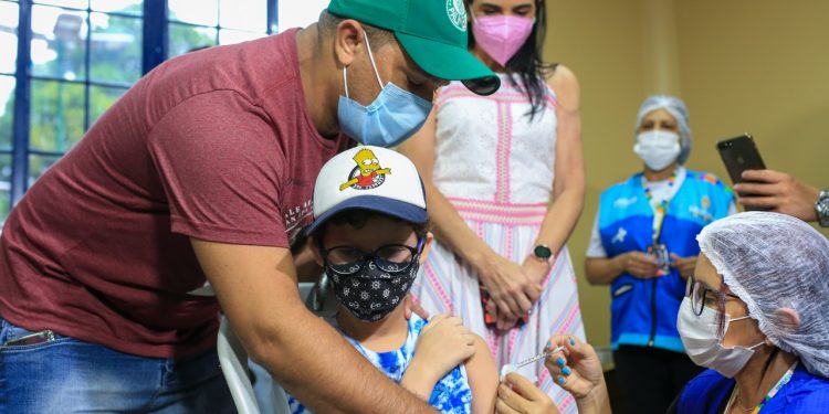 Prefeitura de Manaus inicia vacinação contra a Covid para novos grupos e crianças de 11 anos