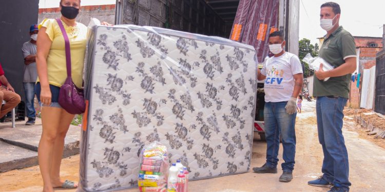 Famílias prejudicadas pelas chuvas recebem benefícios da prefeitura