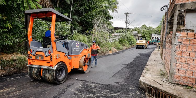 Prefeitura de Manaus pavimenta ruas do bairro Colônia Terra Nova
