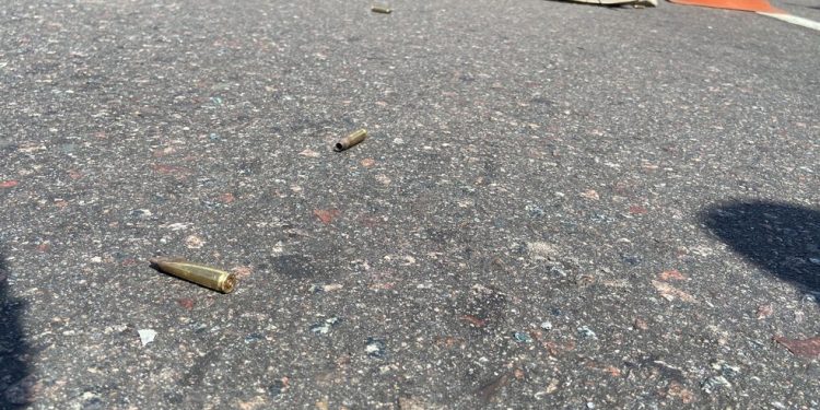 Cápsulas de fuzil ficam espalhadas por avenida após ataque contra viatura em Manaus