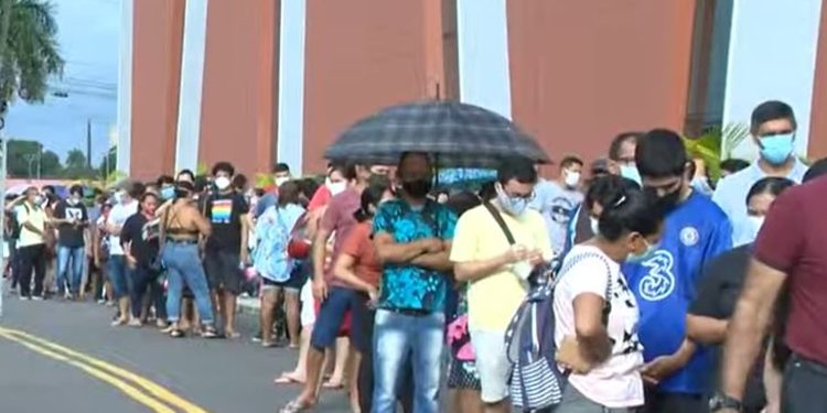 Fila quilométrica se forma na frente de novo centro de testagem de covid em Manaus