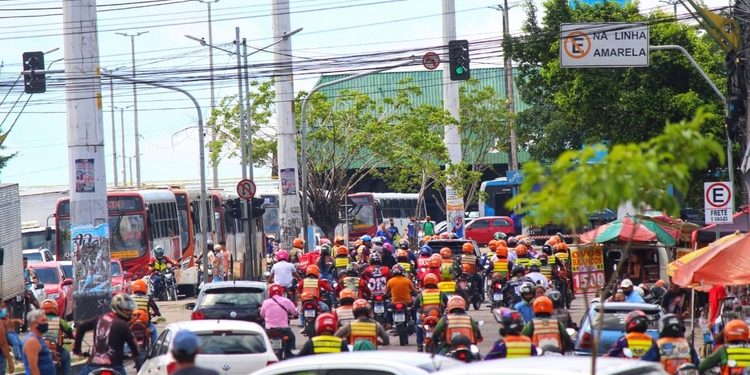 Mototaxistas bloqueiam rotatória de Manaus após morte de colega por ‘amarelinho’