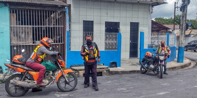Família e amigos se despedem de mototaxista morto por ‘Amarelinho’ em Manaus