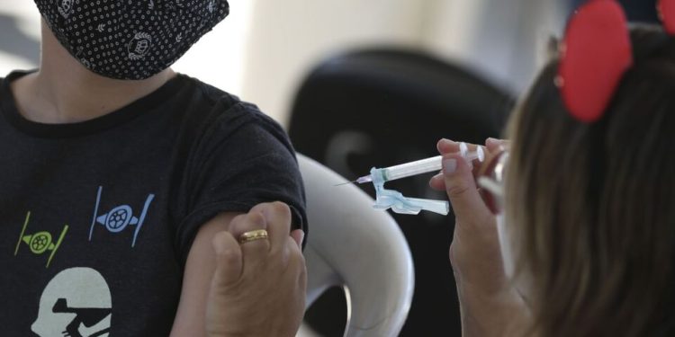 Pessoas infectadas e vacinadas adquirem “super imunidade”, diz estudo