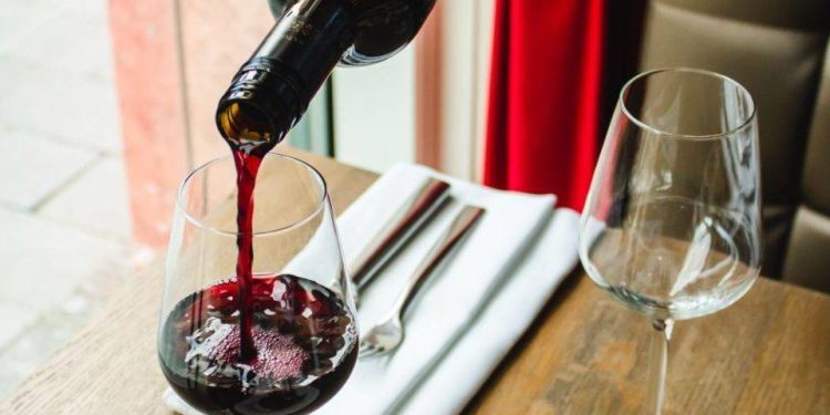Covid-19: o vinho pode ter ação protetora da doença, enquanto a cerveja tem efeito contrário, mostra estudo