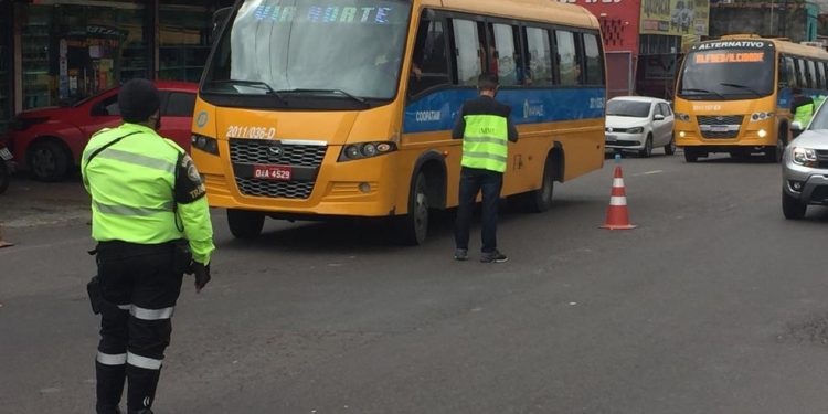 Veículos do transporte alternativo passam por fiscalização em Manaus após morte de mototaxista