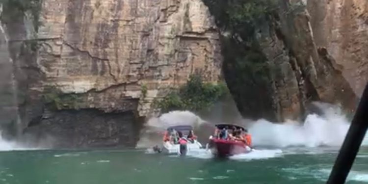 Deslizamento de pedras atinge embarcações com turistas em Capitólio, MG