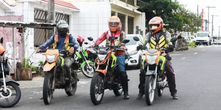 Condutores de van escolar e táxi frete são incluídos no projeto ‘Kit Pneus’ em Manaus