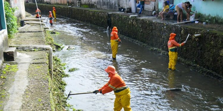 Prefeitura leva serviços de limpeza urbana a vários pontos de Manaus nesta segunda-feira, 7/2