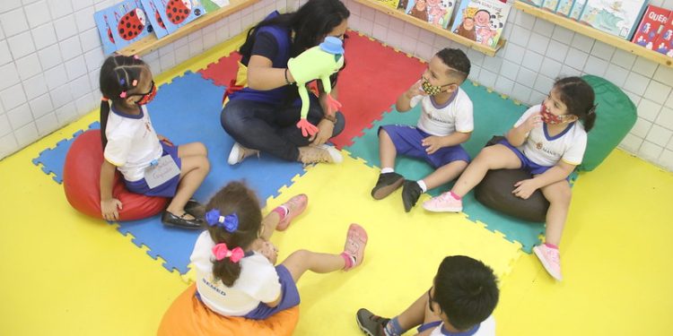 Creche da Prefeitura de Manaus recebe selo nacional por desenvolver projetos educacionais