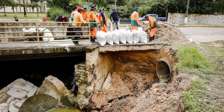 Prefeitura de Manaus recupera rede de drenagem rompida na principal via do Parque das Laranjeiras