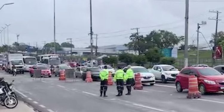 Torquato Tapajós tem trânsito intenso após buraco em avenida