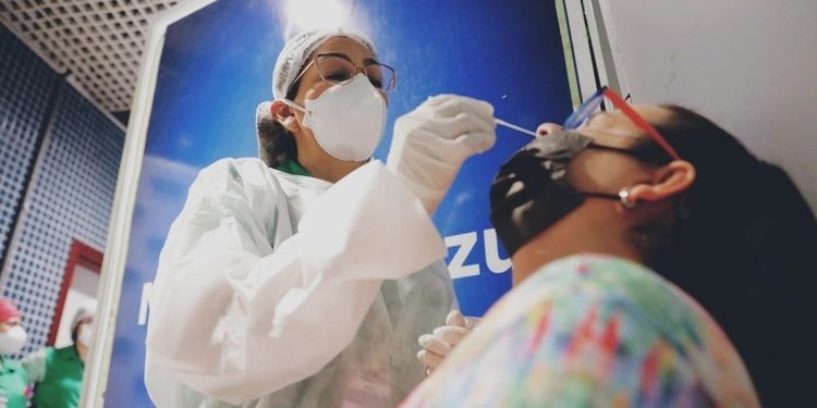 Casos e internações por Covid caem 50% e Amazonas entra na fase Laranja