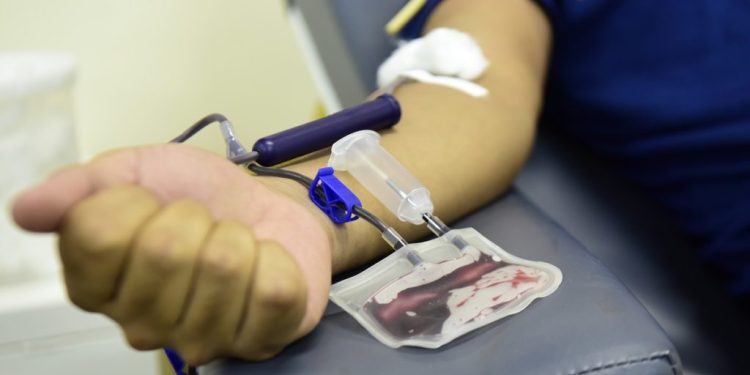 Com estoque de sangue em nível crítico, Hemoam convoca pessoas saudáveis para fazer doação