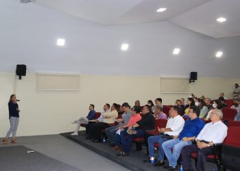 Prefeitura realiza reunião com técnicos para apresentar grupo de empresas que vai fazer estudos na rede de ensino.