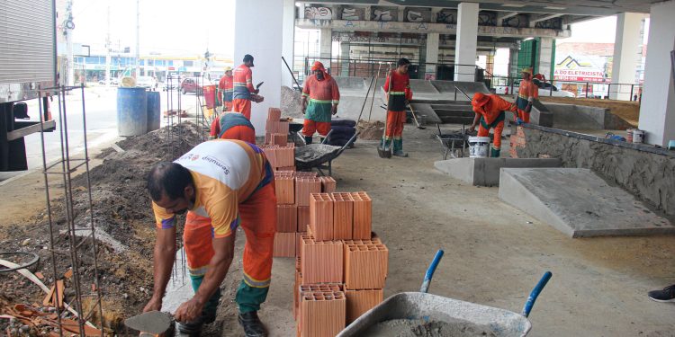 ESPAÇO PÚBLICO – Prefeitura constrói nova pista de skate em Manaus, embaixo do viaduto do Manoa, na zona Norte